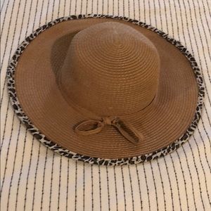 Straw hat with leopard trim
